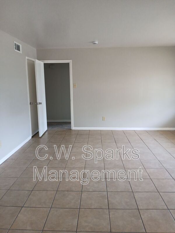 Building Photo - 635 Highfall Dr
