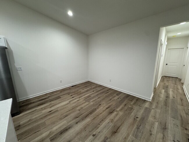 Building Photo - "Spacious 5-Bed Oasis with 3 Full Baths in Charming Bel Aire - 2,624 Sq Ft of Comfortable Living!"