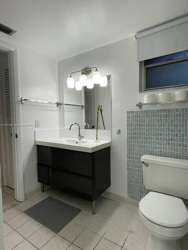 Building Photo - 1591 NE Miami Gardens Dr