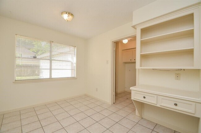 Building Photo - 4811 Wind Chimes Dr