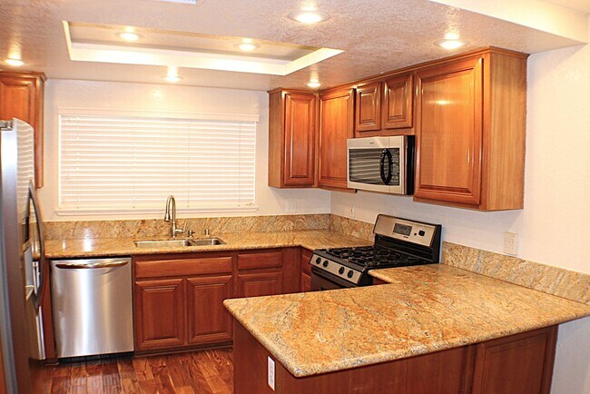 Building Photo - Stunning 3 bed, 2 bath Townhome for Rent.
