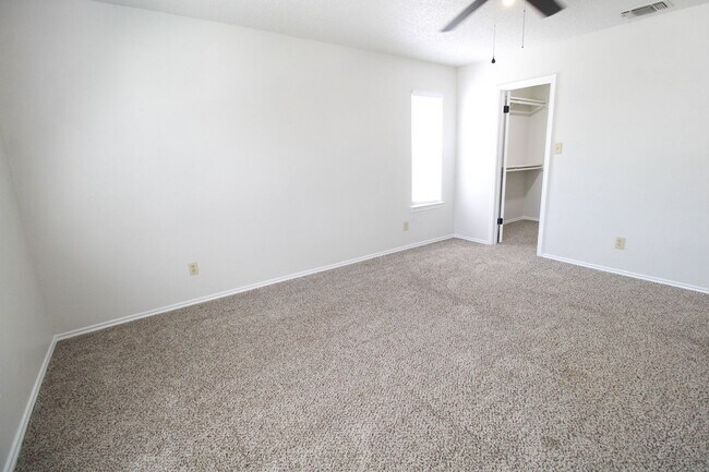 Building Photo - 933 Schertz Pkwy