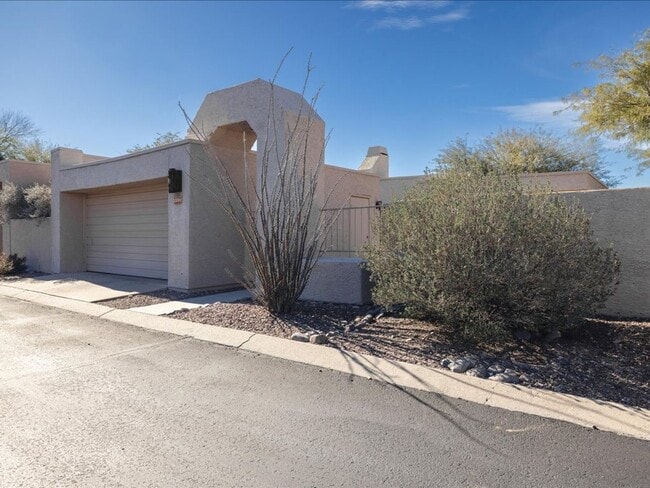 Building Photo - Near the Rillito Walk Path - 3 Bed, 2 Bath with Community Pool!