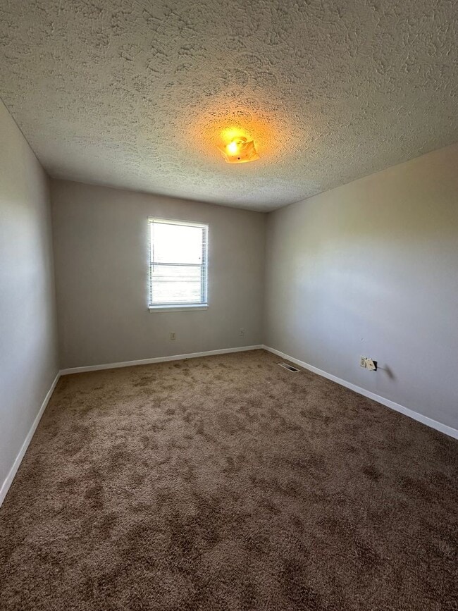 Building Photo - 2 Bedroom / 1.5 bath Townhouse, Kingsport TN