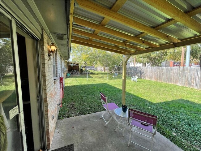 Building Photo - 1527 Hillside Dr