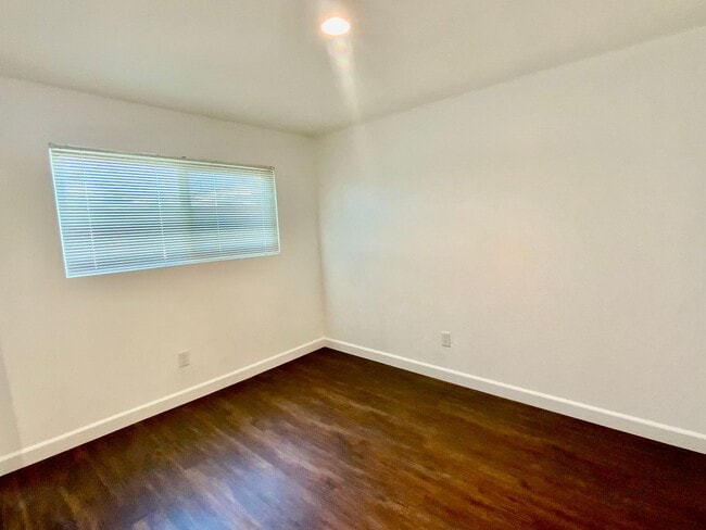 Building Photo - 3 bd/2ba Cottage with alley Access