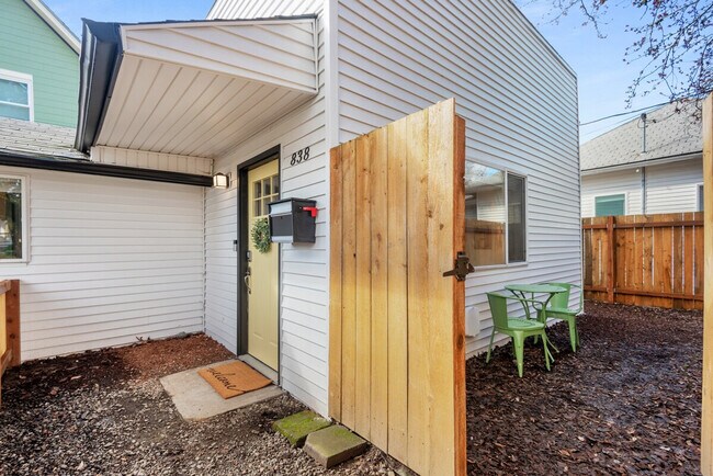 Building Photo - 838 SE Tacoma St