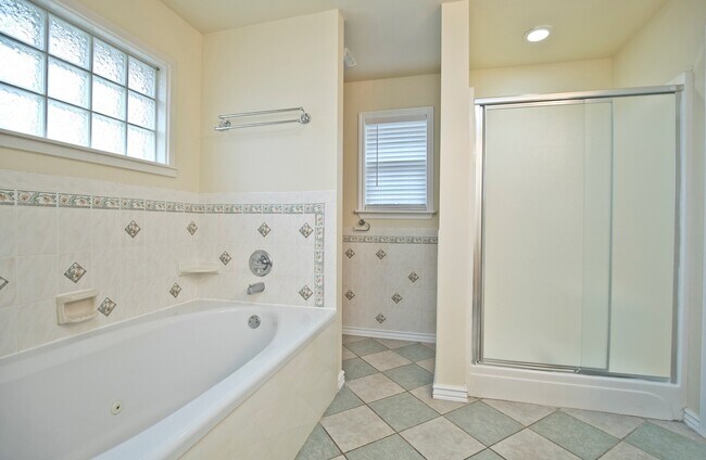 Building Photo - ***402 NE Shasta Court***