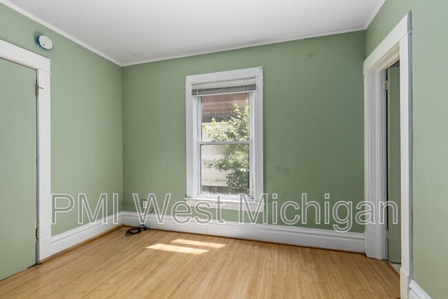 Building Photo - 1051 Pine Ave NW