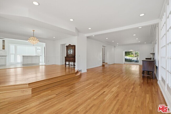 Building Photo - 1170 S Beverwil Dr