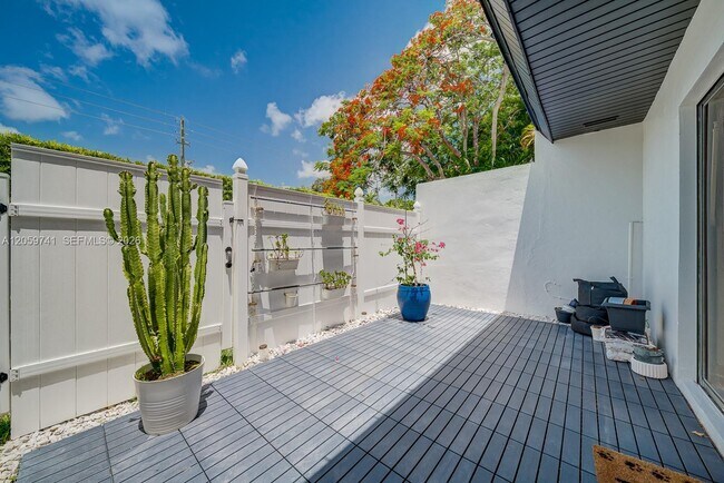 Building Photo - 5555 Ludlam Rd