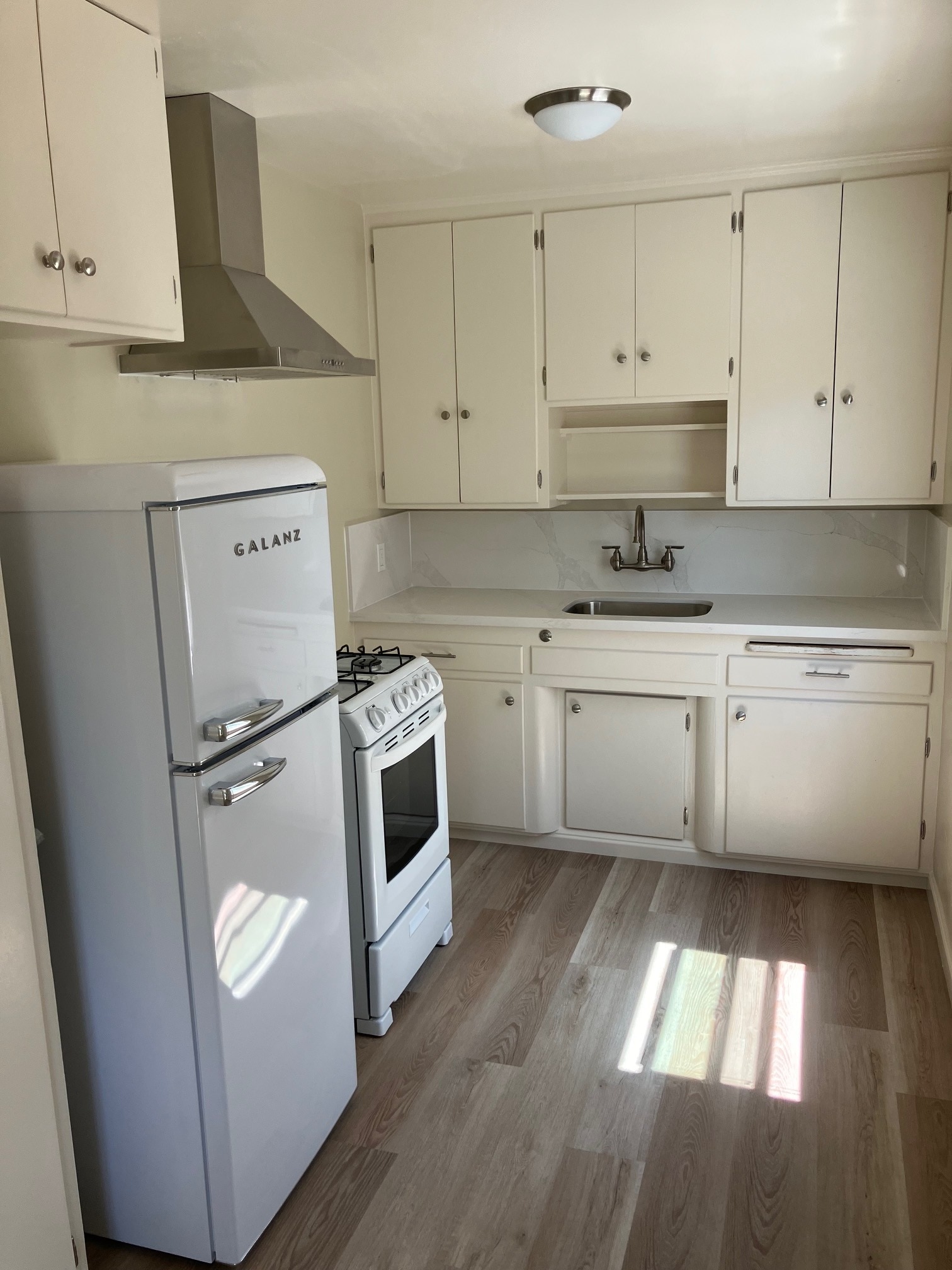 Kitchen (gas stove) - 4554 Pescadero Ave