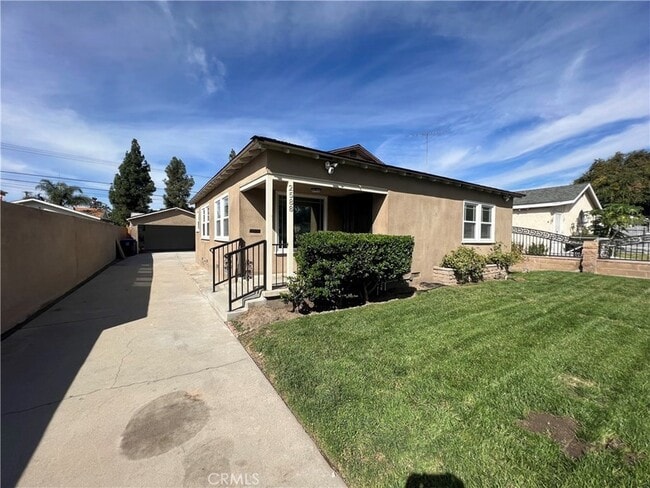 Building Photo - 2588 Genevieve St N