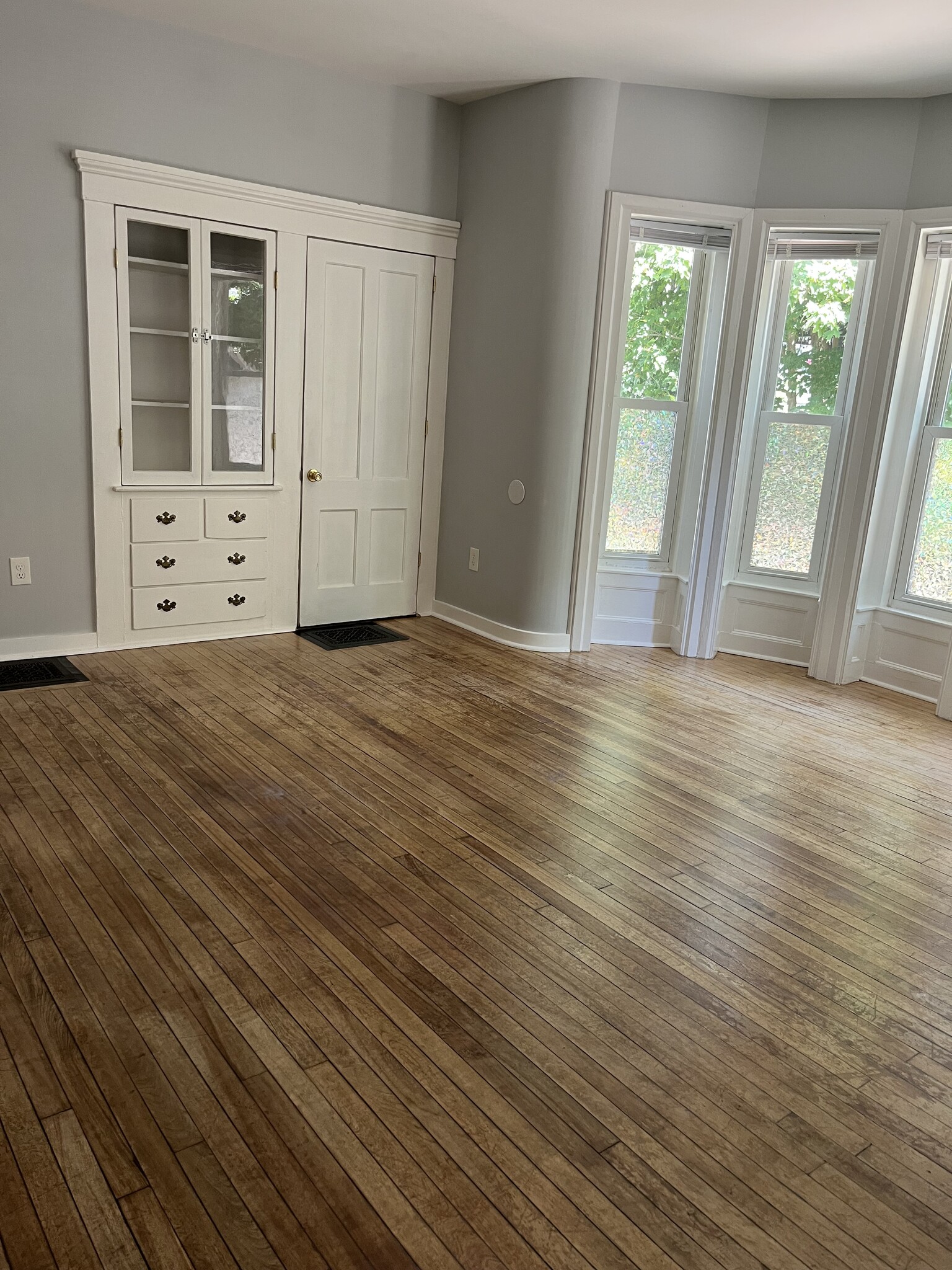 Living room - 32 Prospect St