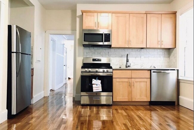 Building Photo - No brokers Fee Unit in Fort Hill, Free Laundry, Eat-in Kitchen, New Kitchen Apploances