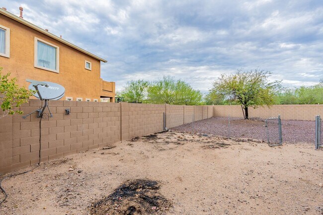 Building Photo - Three Beds & 2.5 Baths - Move Right In!