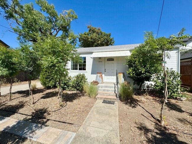 Building Photo - Available For 4+ Months!* Rare Find Furnished Saint Helena Gem, “Upper Tainter” 2 Bedrooms, 2 Bat...