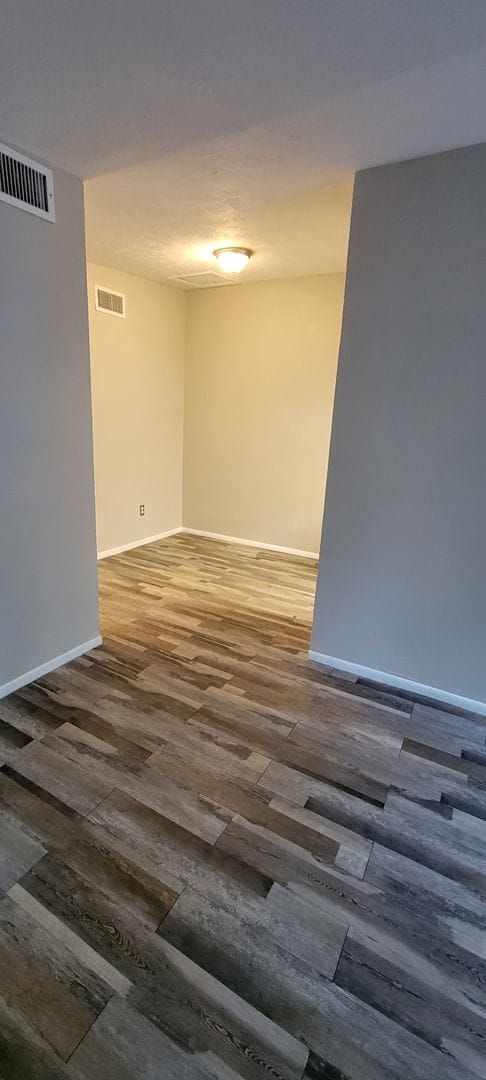 Building Photo - 2 BEDROOM 1 BATH DUPLEX CLOSE TO USF AND BUSCH GARDENS