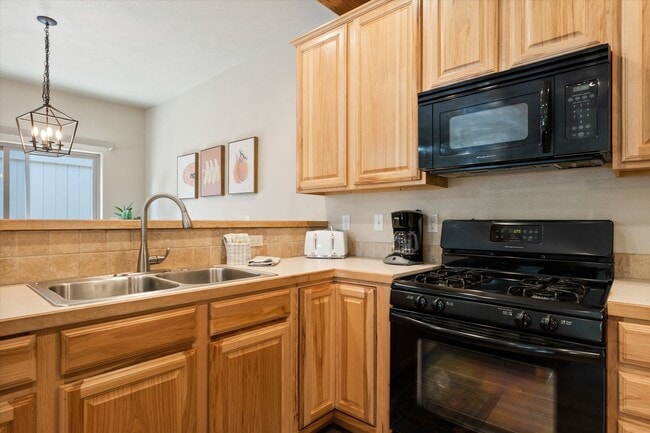 Building Photo - Charming, Furnished 3 bedroom Home w/ Garage