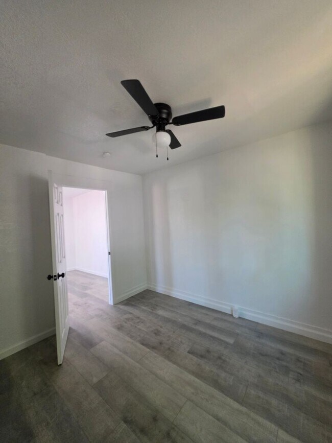 Building Photo - 3 Bedroom 1 Bath Home