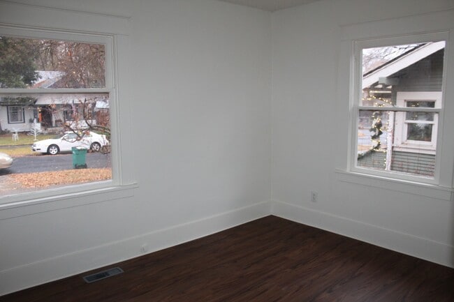 Building Photo - 1835 Melrose St