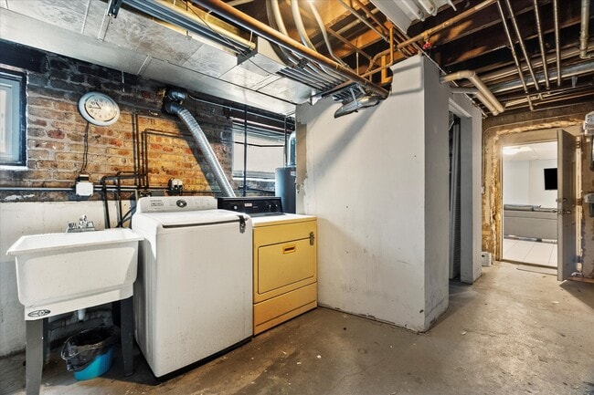 Building Photo - 7431 N Hoyne Ave