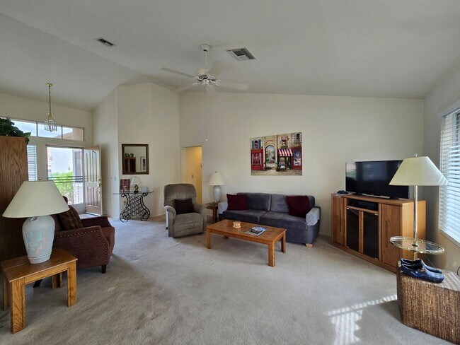 Building Photo - Fully Furnished single story 2 bed 2 bath ...