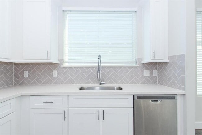Building Photo - 3344 Pinemont Dr