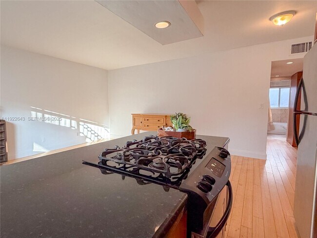 Building Photo - 10101 W Bay Harbor Dr