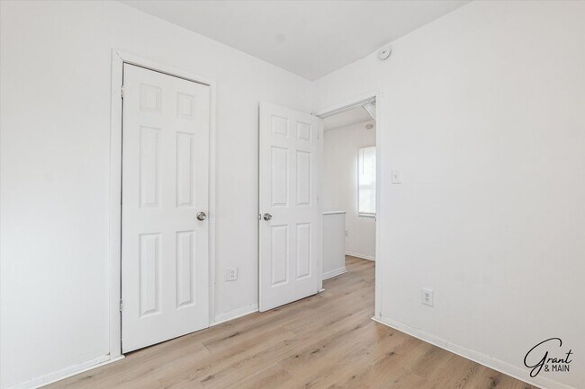 Building Photo - 2615 Emmons Ave
