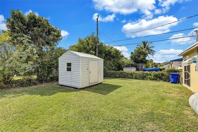 Building Photo - 6200 SW 18th St