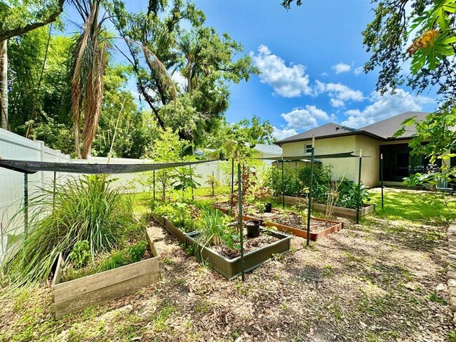 Building Photo - 8424 N Packwood Ave