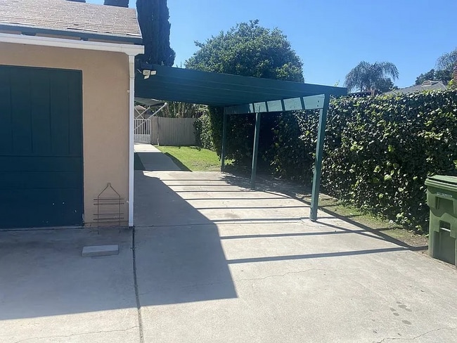 Building Photo - 15432 Saticoy St