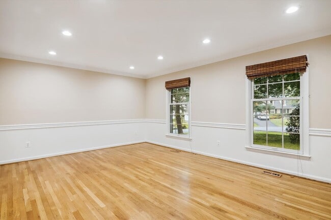 Building Photo - 5 BR 4.5 BA home with inground heated pool and extensive hardscape!