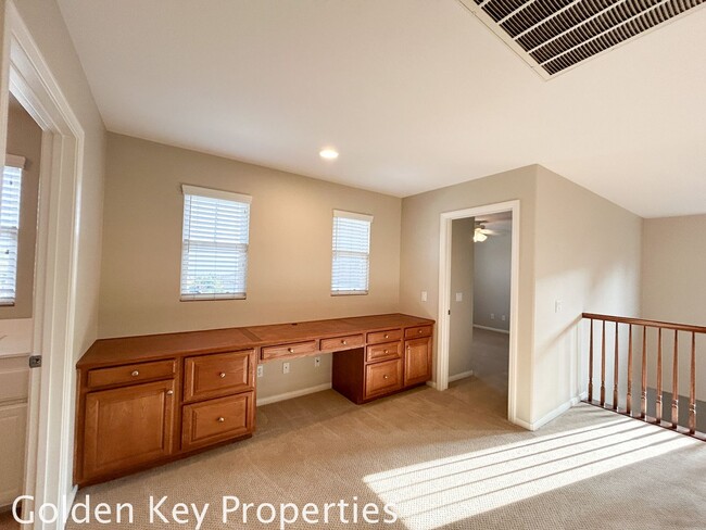 Building Photo - Beautiful Executive home located in the Ra...