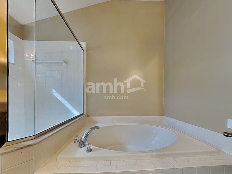 Building Photo - 1309 Lake Shore Ranch Dr