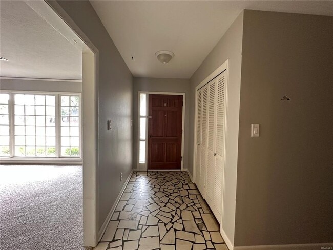 Building Photo - 811 Shadow Ln
