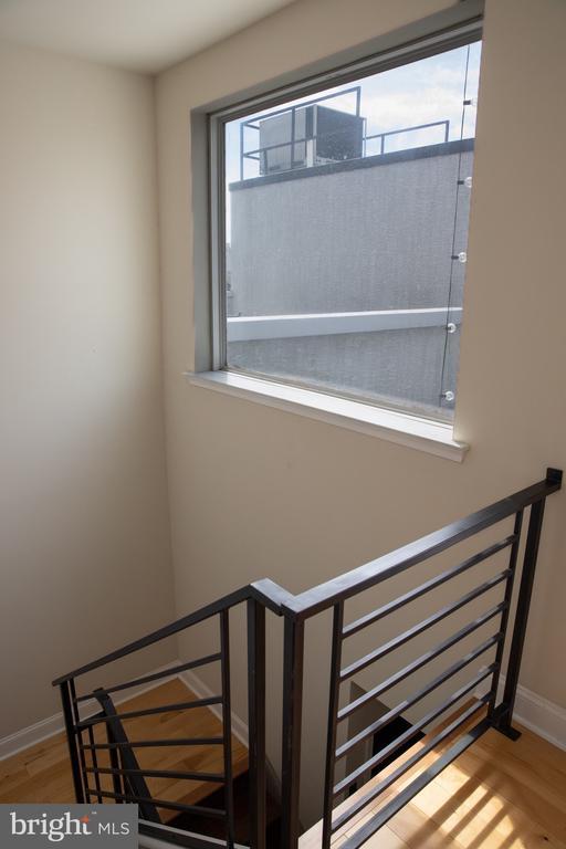 Building Photo - 323 E Allen St