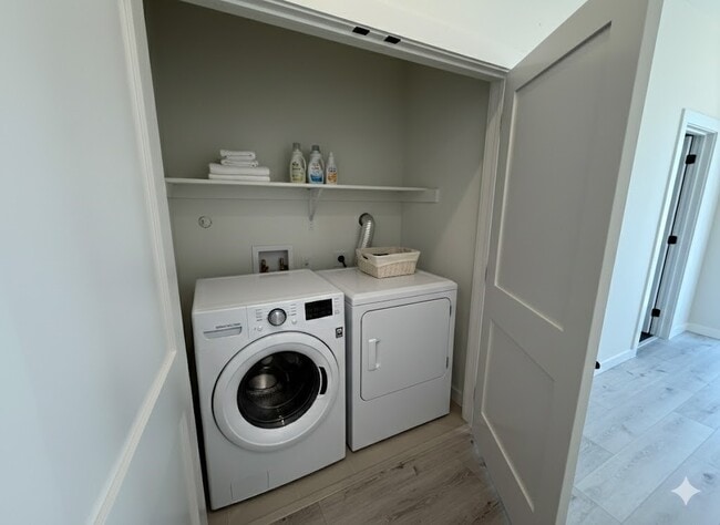 Building Photo - 2000 Riverside Farms Rd