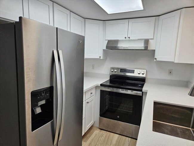 Building Photo - Remodeled 2/1.5 Townhome in a Quiet Fourplex
