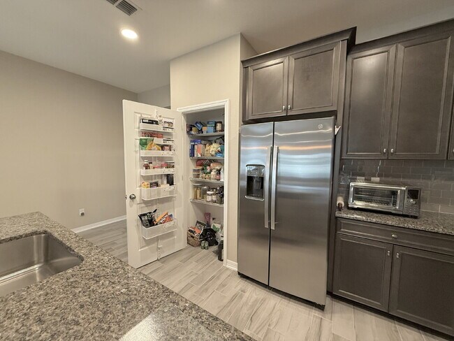 Building Photo - "Charming 3-Bed Oasis with 2 Full Baths in...