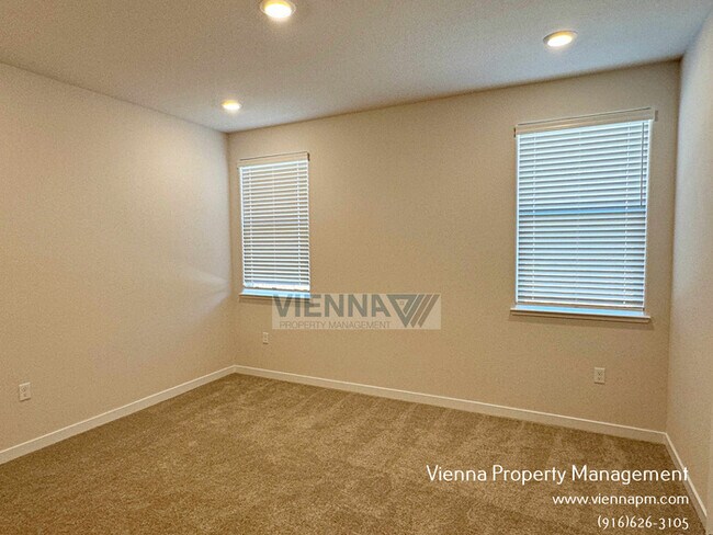 Building Photo - 8064 Pasadena Dr