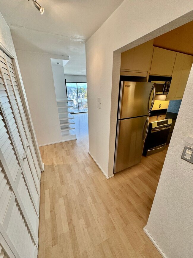 Building Photo - Lovely Fremont 2 Bedroom - Stellar Location! AVAILABLE 8/10/2026!