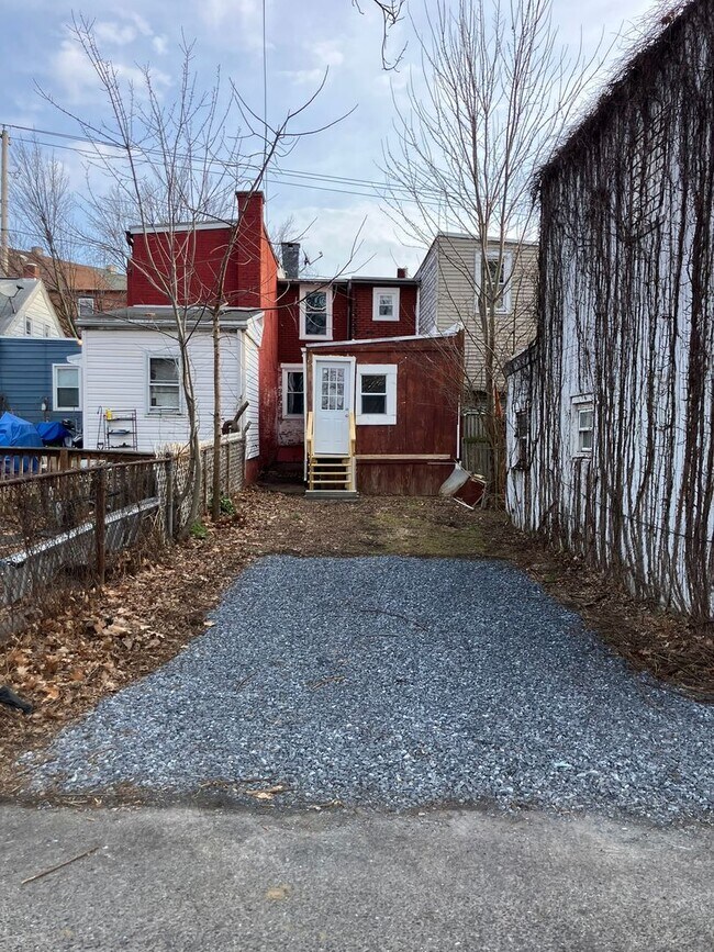 Building Photo - 14 Old Dorwart St