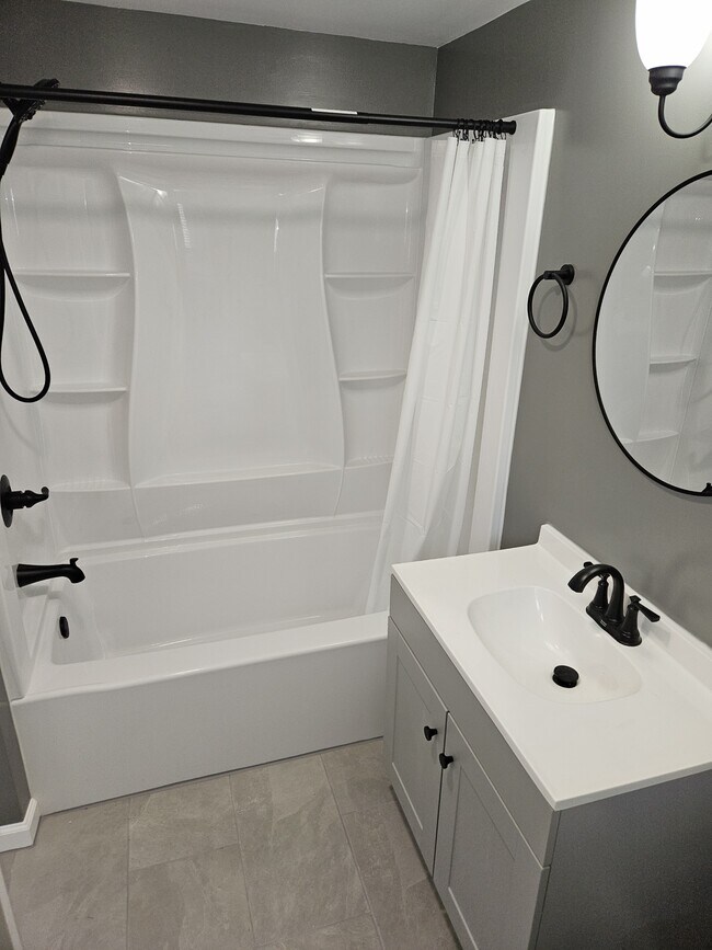 Building Photo - 208 E Main St
