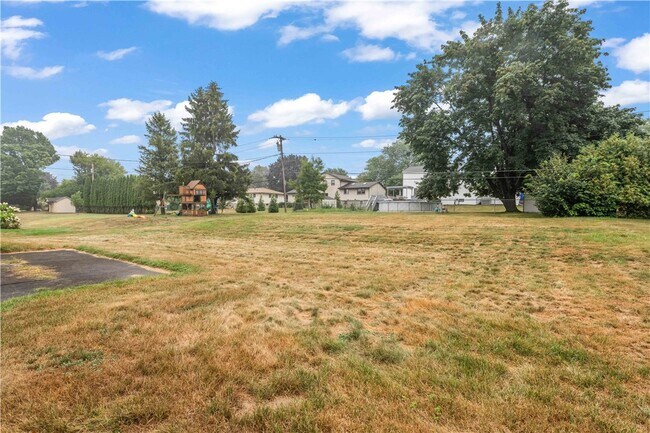 Building Photo - 75 Old Meadow Dr
