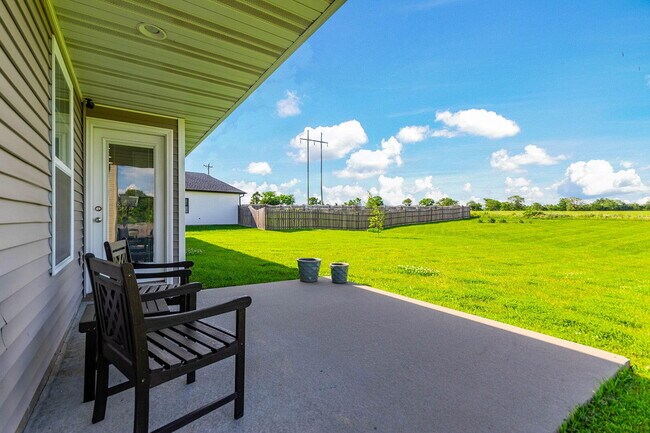 Building Photo - 3805 Flatwater Dr