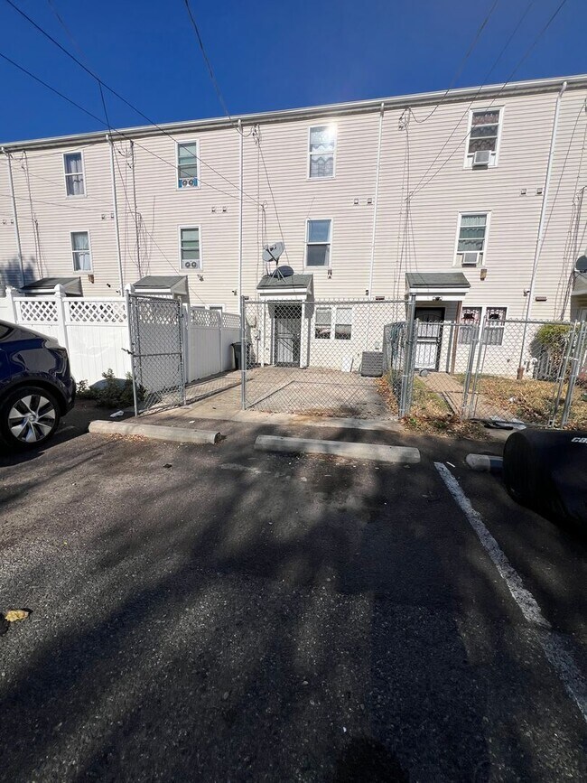 Building Photo - Stunning 4-Bedroom Townhome with Parking Spot Near Temple University! Available August 2026!