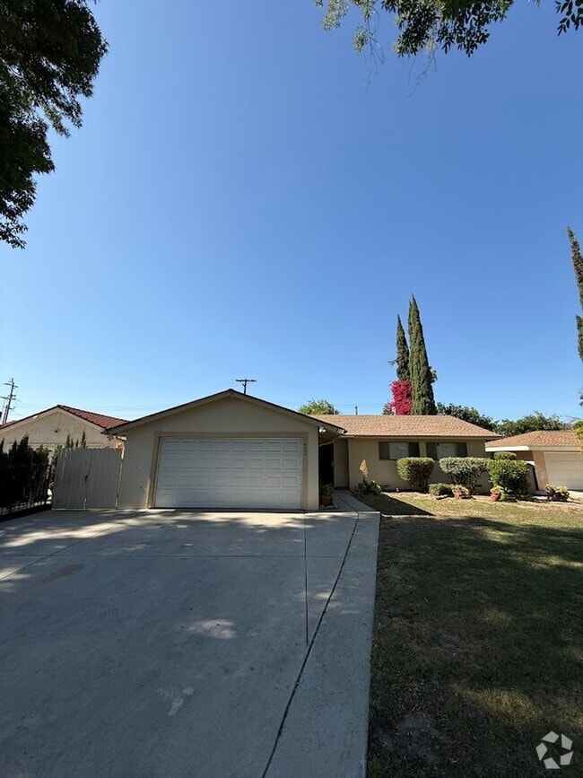 Building Photo - Beautiful 3 Bedroom, 2 Bathroom North Hill...