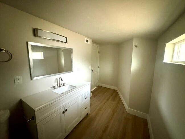 Building Photo - Beautiful Fully Updated 2 Bedroom 2 Bathroom Located in Roseville!